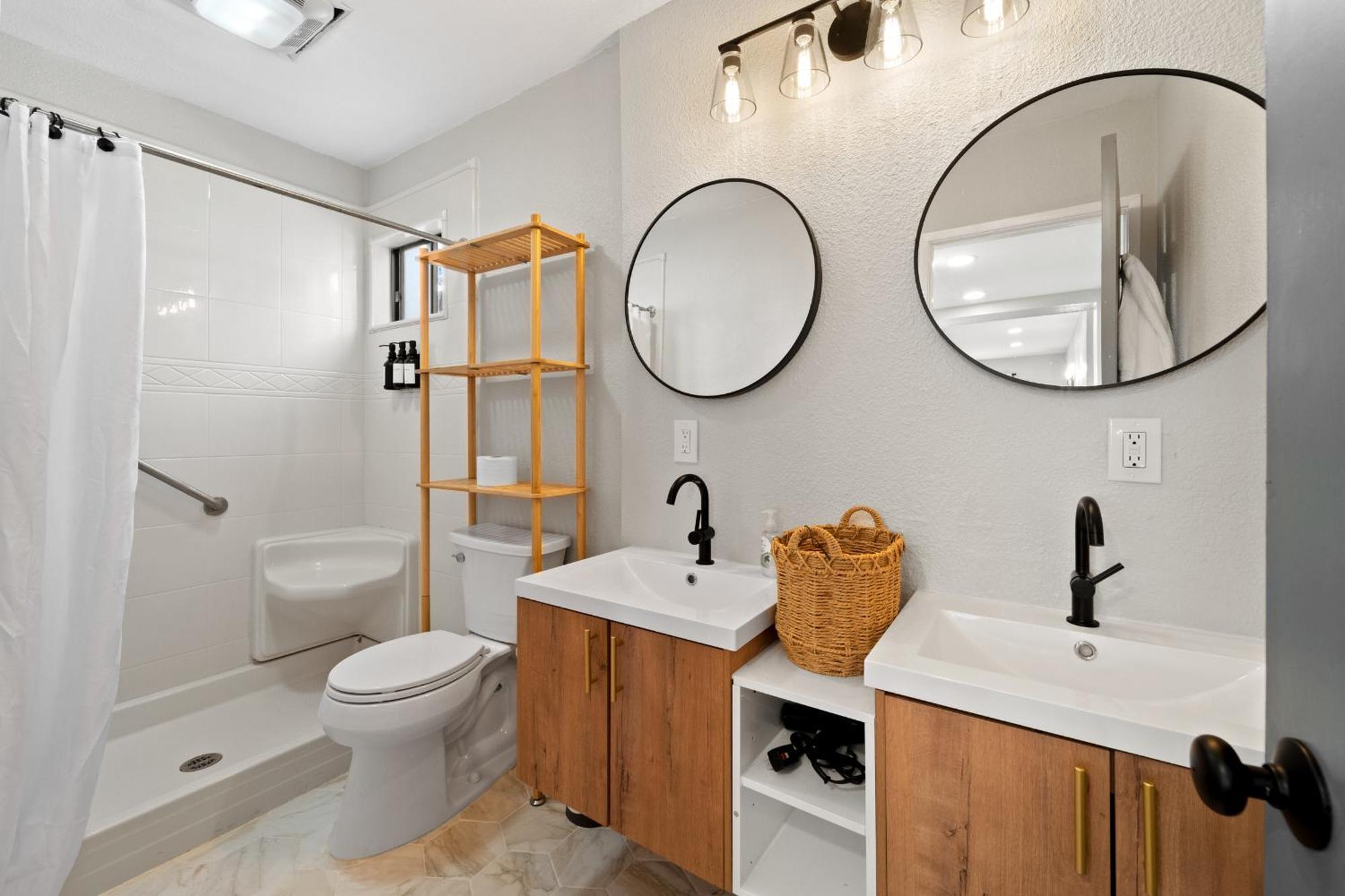 Stylish & Bright 5 Star Location Ocean View Queen Beds *