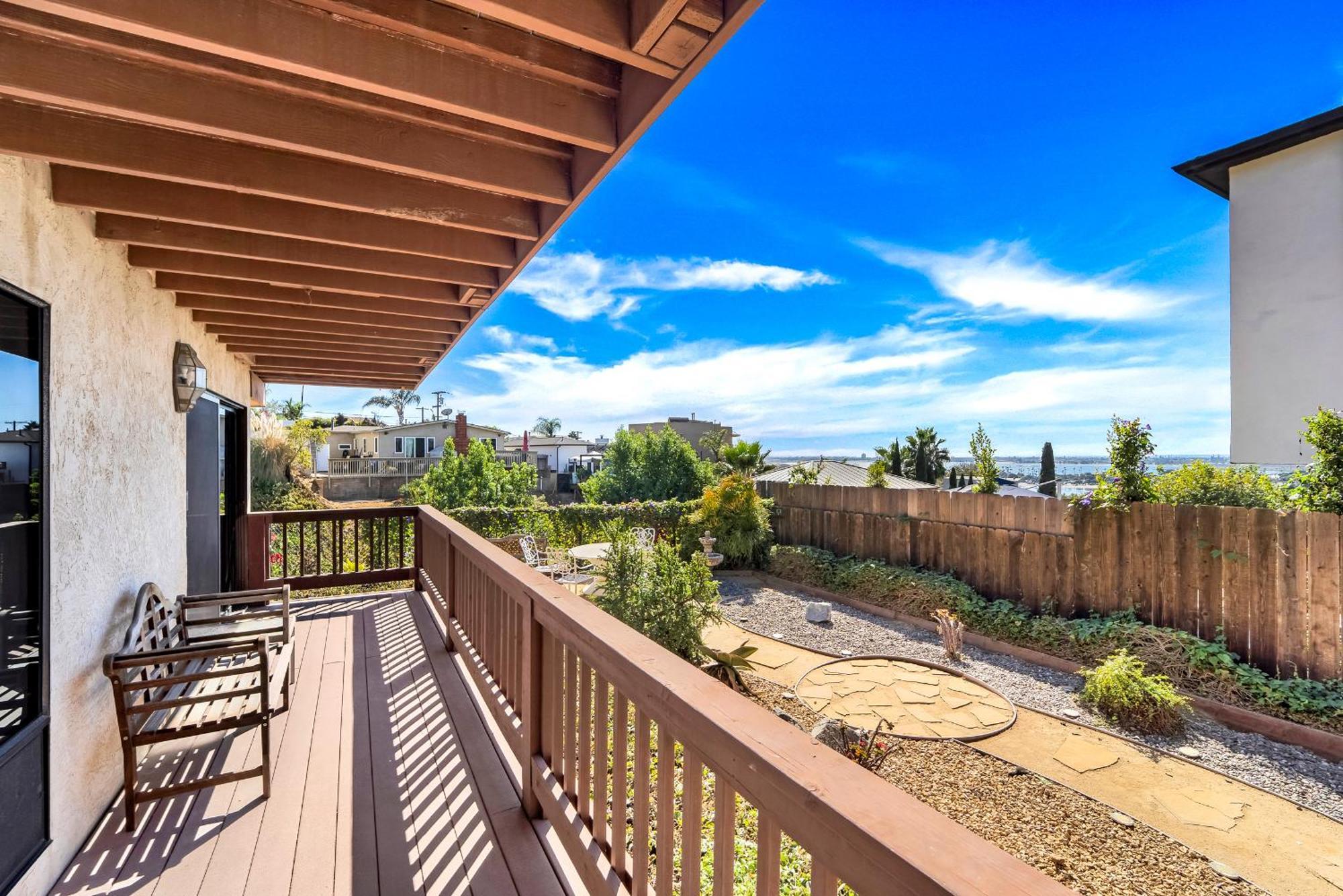 Stylish & Bright 5 Star Location Ocean View Queen Beds Apartment
