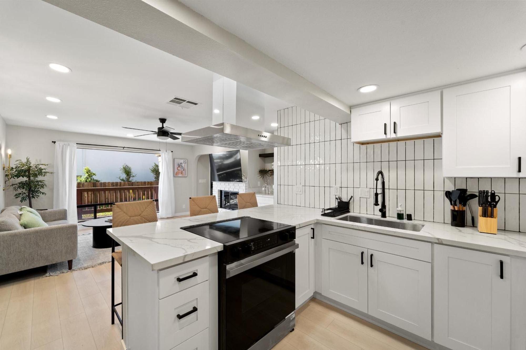 Stylish & Bright 5 Star Location Ocean View Queen Beds Apartment *