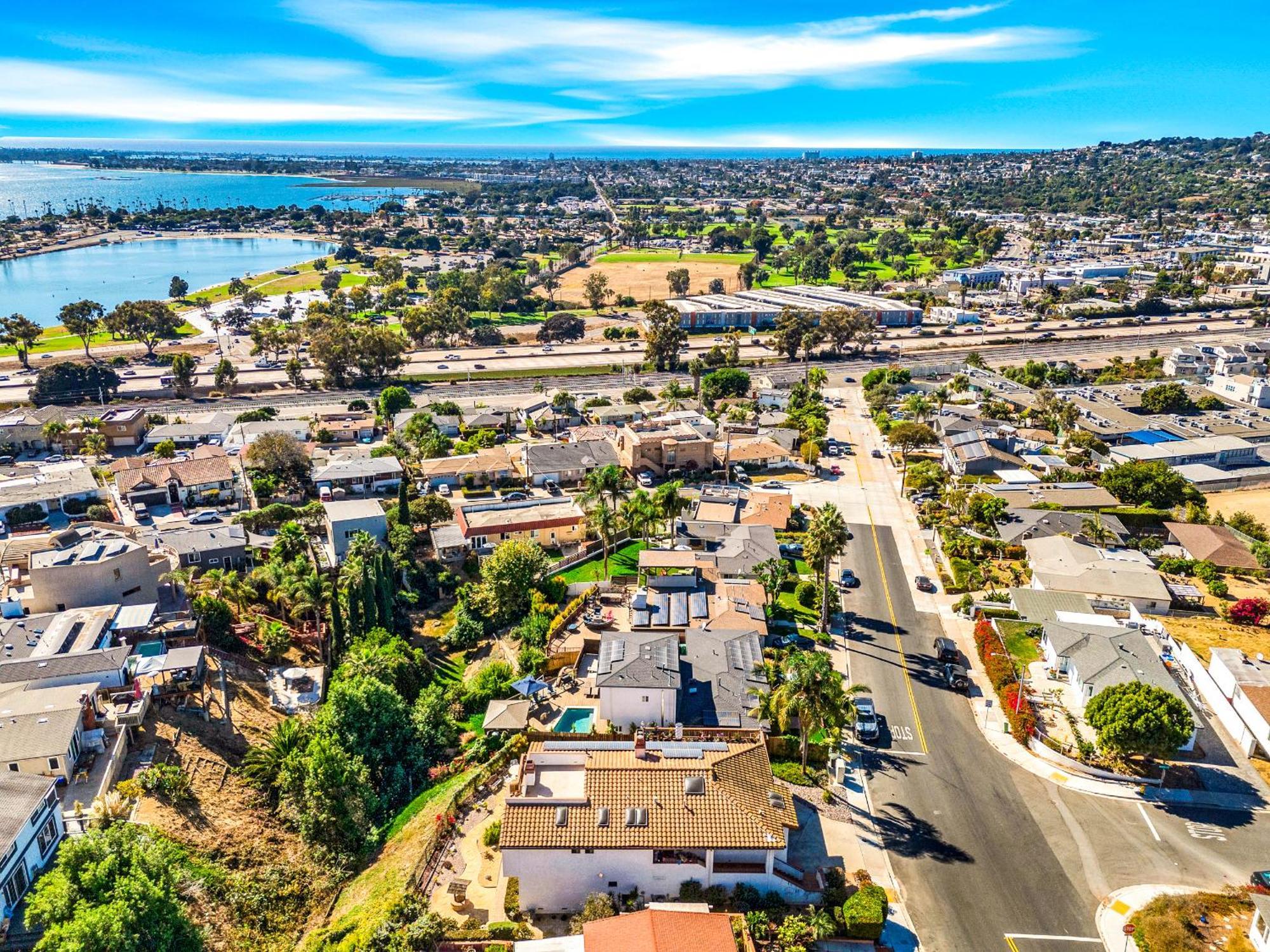 Stylish & Bright 5 Star Location Ocean View Queen Beds Apartment