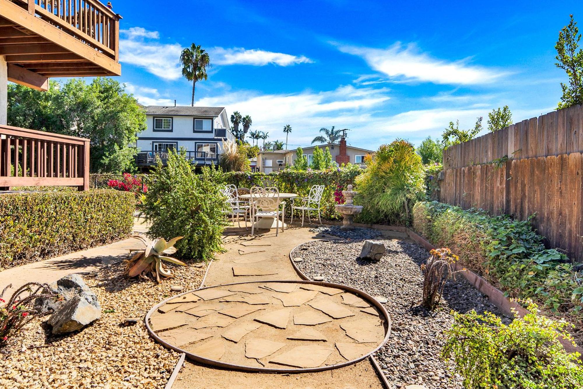 Stylish & Bright 5 Star Location Ocean View Queen Beds Apartment *