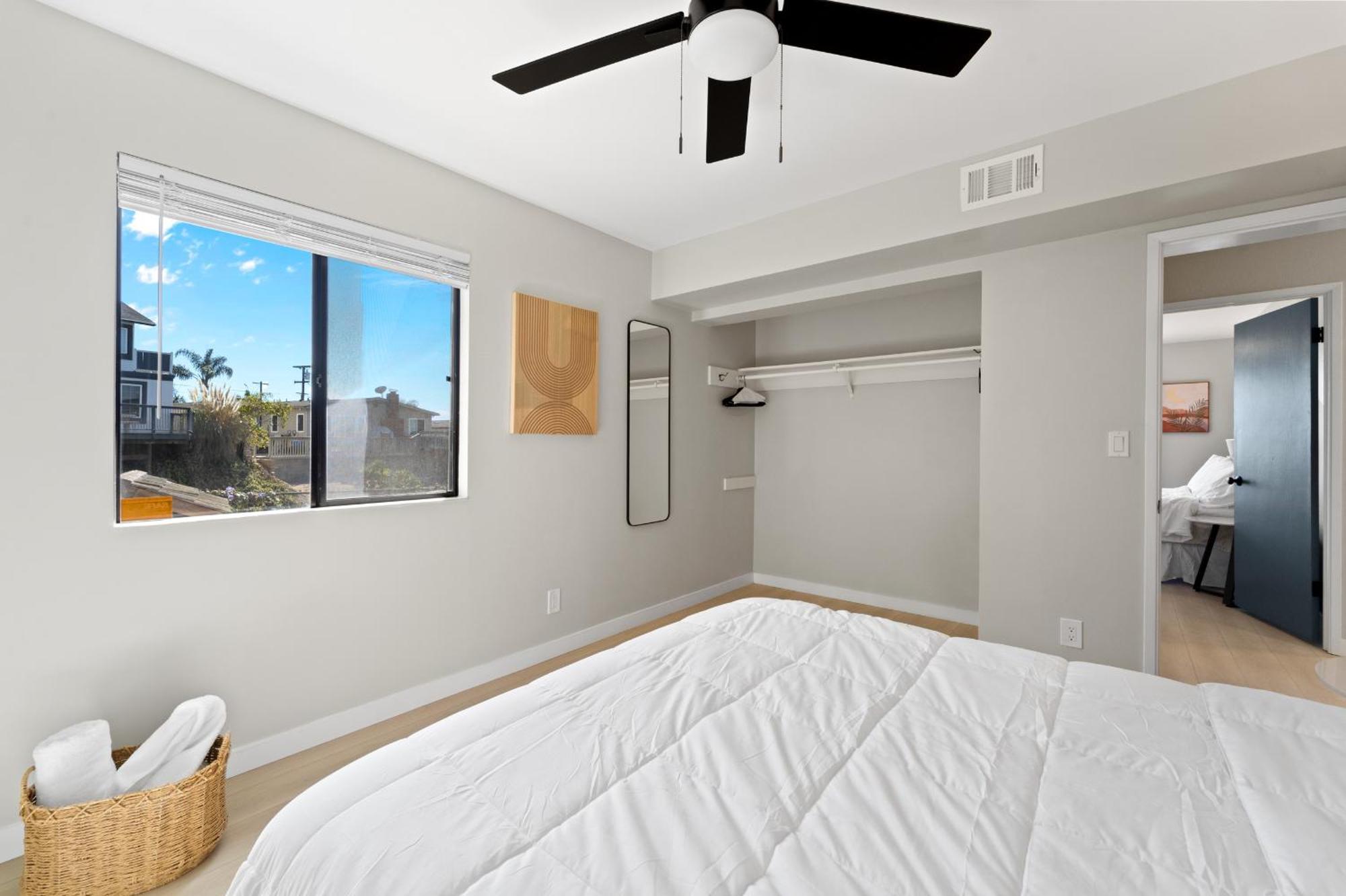 Stylish & Bright 5 Star Location Ocean View Queen Beds Apartment