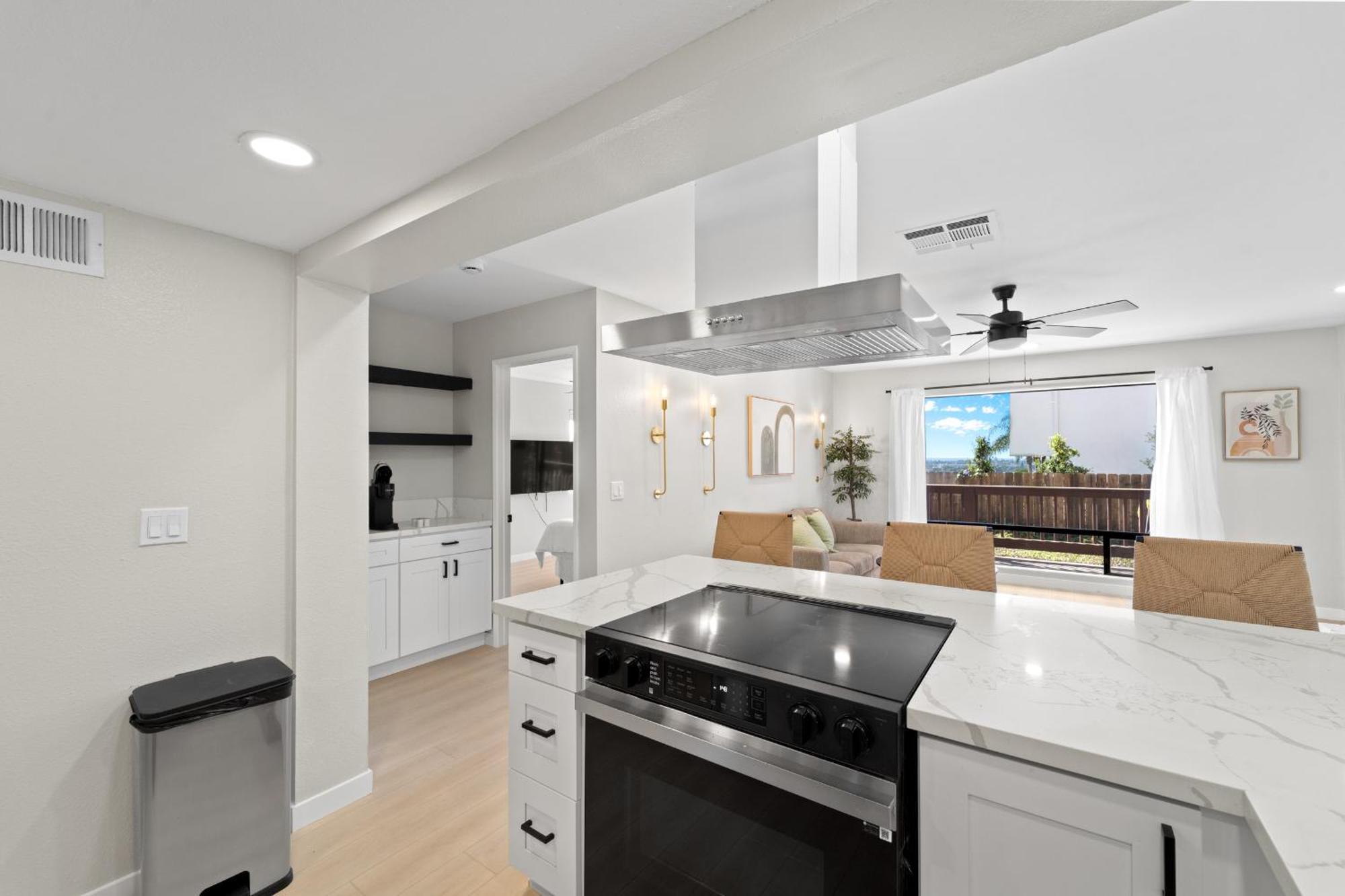 Stylish & Bright 5 Star Location Ocean View Queen Beds *